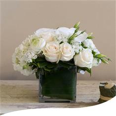 Table Arrangement White Vendela And Hydrangea