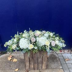 White, Cream and Menta Rose Top Table Arrnagement